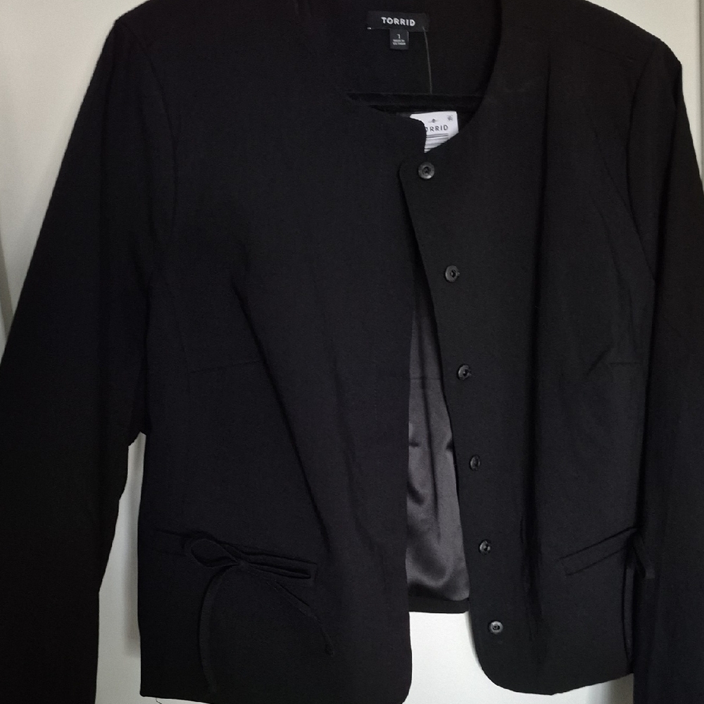 Torrid NWT Black Collarless Button-Front Cropped Ponte Blazer With Bow Accents